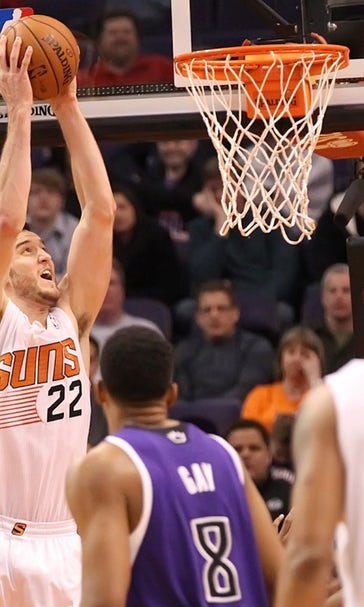 Plumlee's play helps Suns finish Miles ahead of Kings